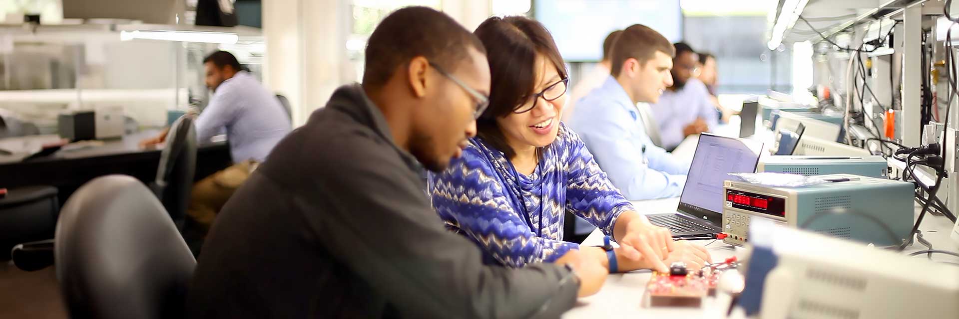 德州儀器 (TI) 員工正在工作