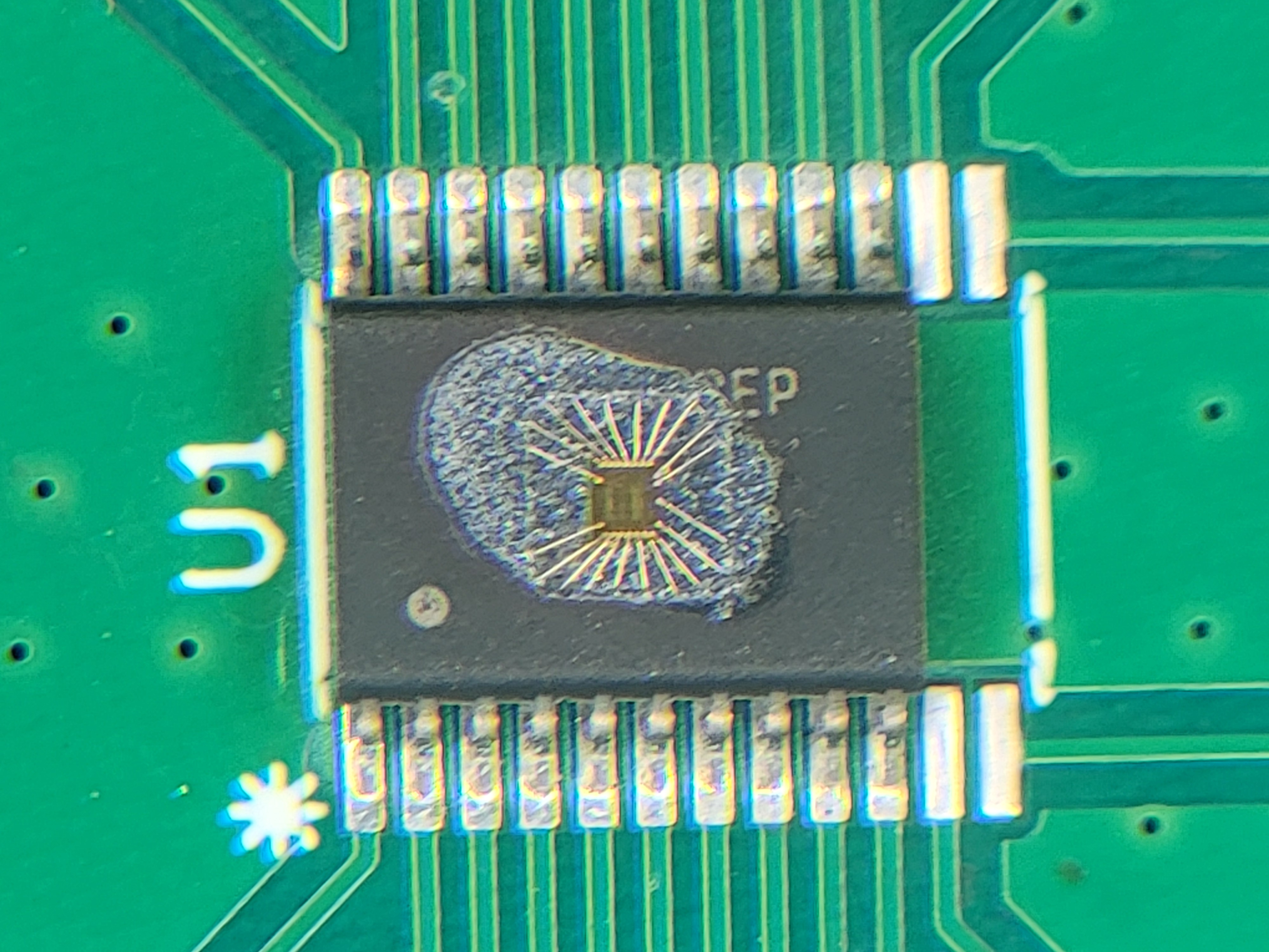  Photo of SN54SC8T573-SEP Package Decapped