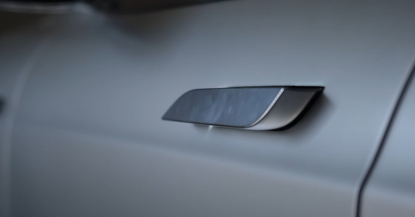  可展開式車門把手處于伸出位置