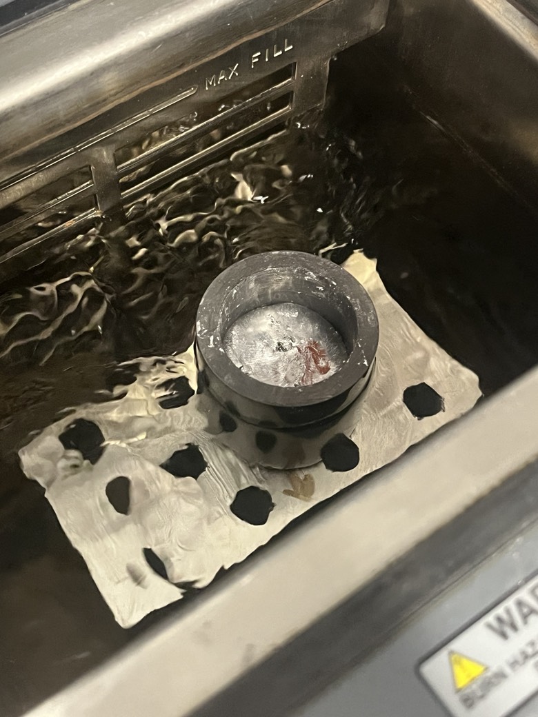  裝有液態鎵的坩堝放置在油浴中