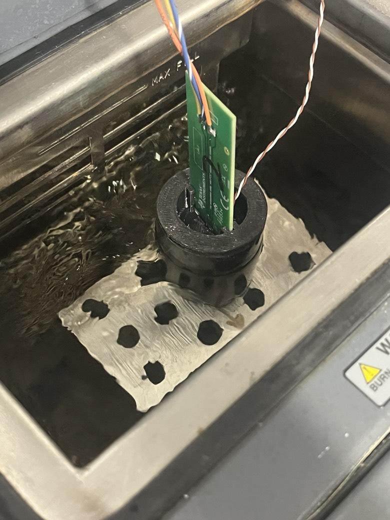  測試 PCB 置于液態鎵中進行熱響應測試