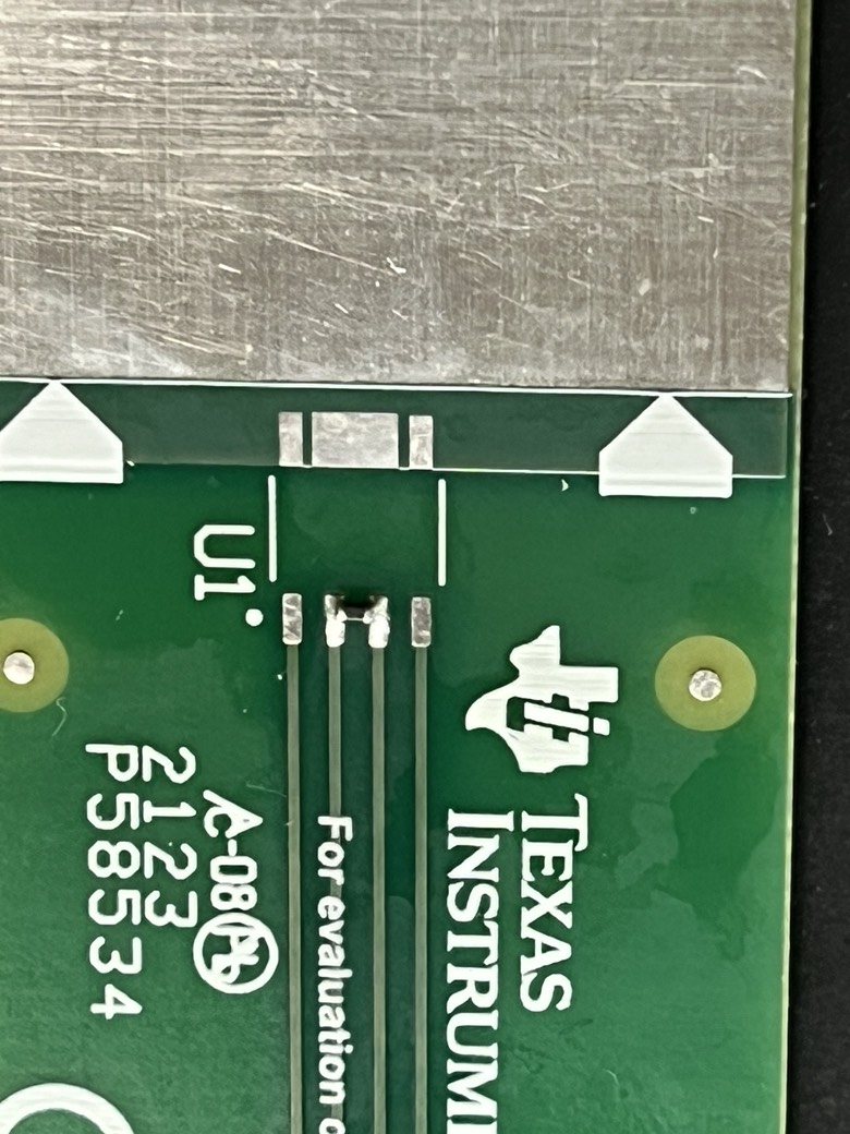  焊接到測試 PCB 上的 NTC，跨越最小間隙
