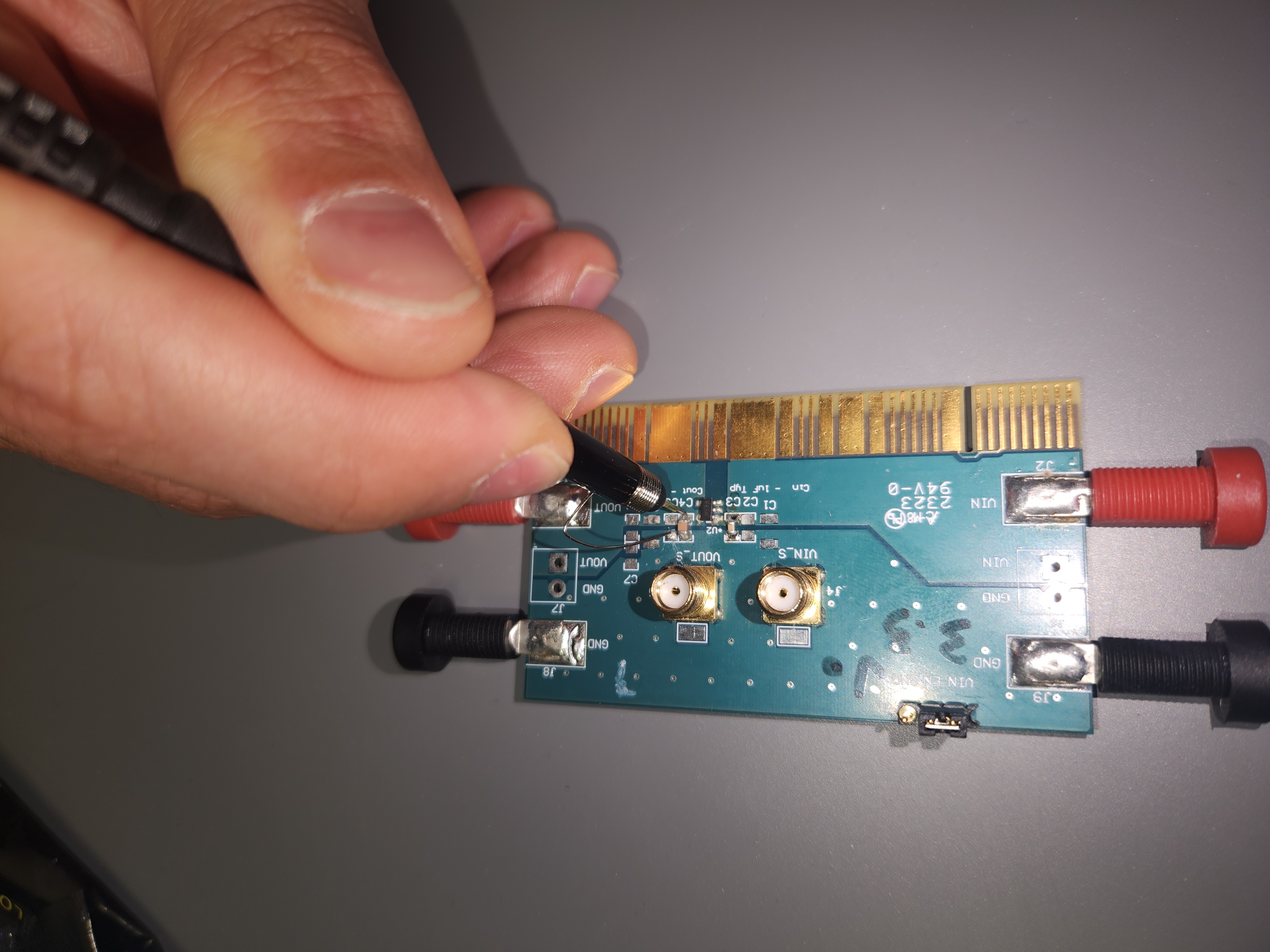  TLV773 上采用接地彈簧設置的探頭