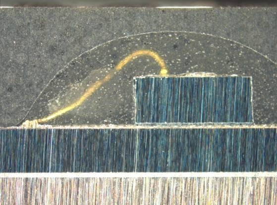  采用低模量材料和 TI BAW 技術制成的敏感時鐘芯片的橫截面圖，該時鐘芯片可將封裝應力與硅電路分離，從而在寬溫度范圍內實現一致且精確的計時性能。