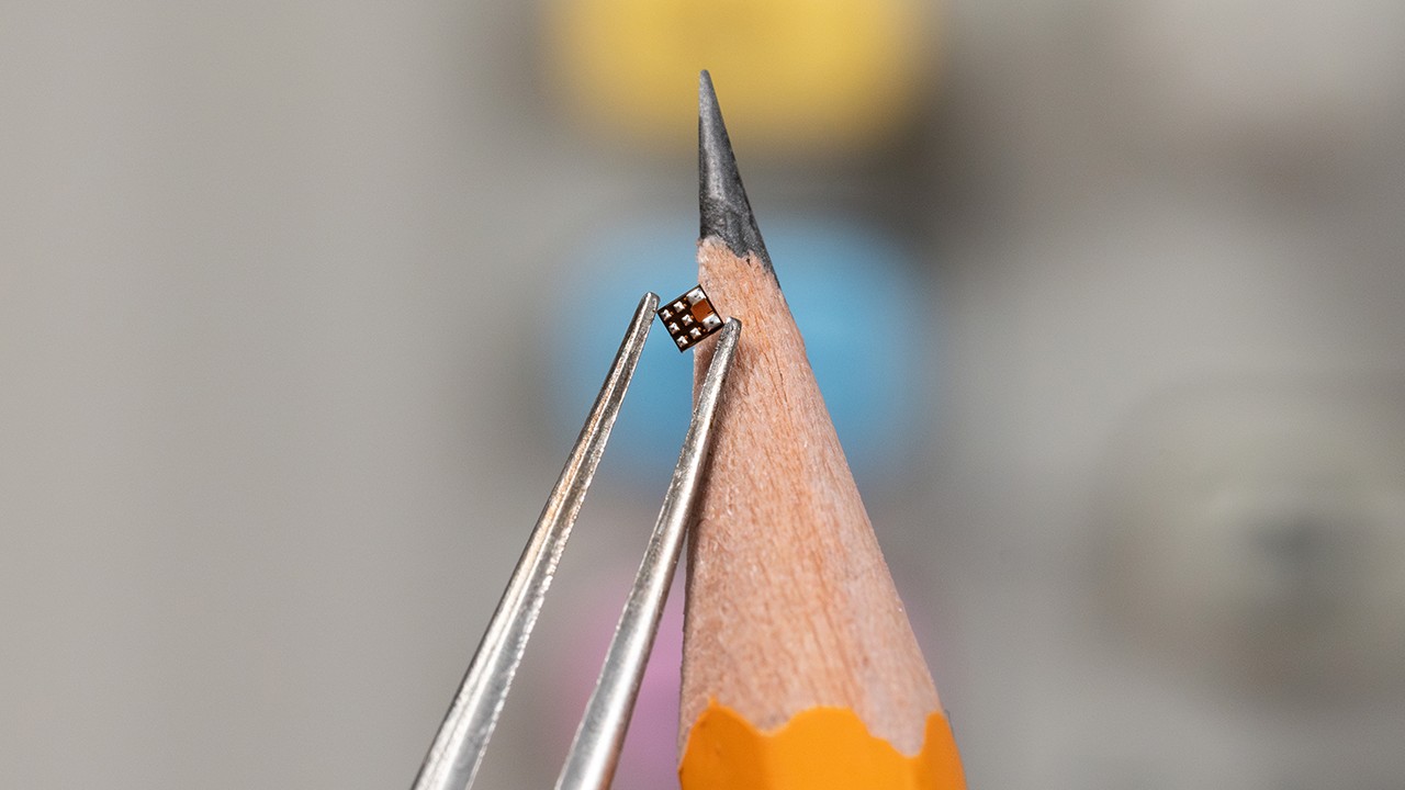  對于采用 EZShunt? 封裝技術的 INA700 電流檢測放大器，有 1.2mm × 1.33mm WCSP 這一封裝選項可供選擇，總面積僅為 1.637mm2。集成的 2mΩ 銅引線框用作分流電阻器。