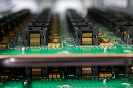  TI 的一家封裝和測試工廠正在進行高溫測試，其中電路板上采用多種封裝形式的測試插座用于檢測高溫環境下的工作壽命。