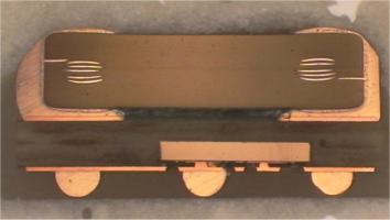  采用 MicroSiP? 封裝的 TI TPS82670 降壓轉換器的橫截面。嵌入式硅電路位于其電感器下方